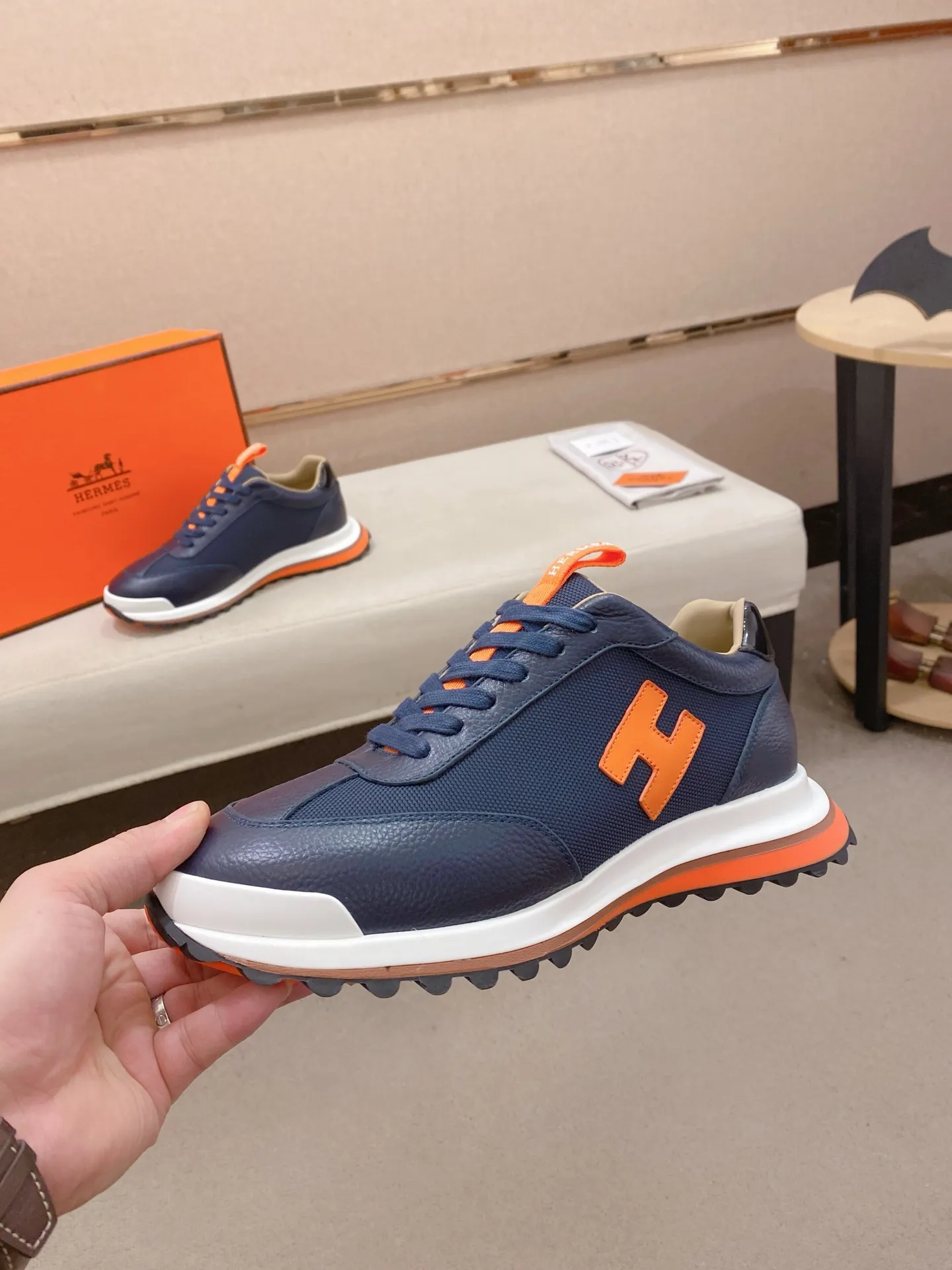 Men's shoes💰: 640💰HERMES/Hermes Leader sneakers! Tech twill, calfskin and suede goatskin sneakers featuring paneled multicolor twill, calfskin and suede. Lightweight geometric sole for a stylish urban look. Product details: White and orange rubber sole Black rubber sole with orange rubber insert Light natural leather insert White rubber toe cap Beige lambskin insole and lining Cotton strap, rubber lettering Sole height: 4cm Size: 38-39-40-41-42-43-44 (45.46 custom-made)